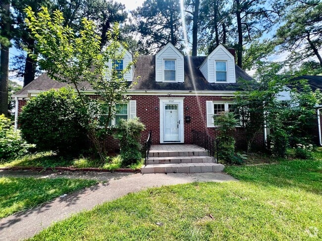 Building Photo - Charming Brick Cape Cope Rental