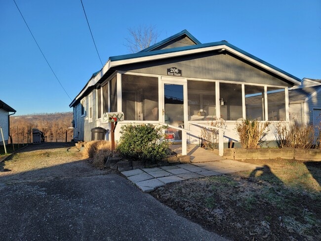 exterior - 206 Kanawha Ave House