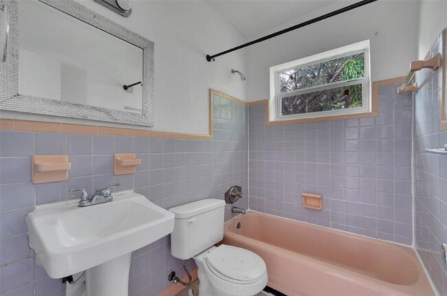 Building Photo - 2403 SW 8th St Rental