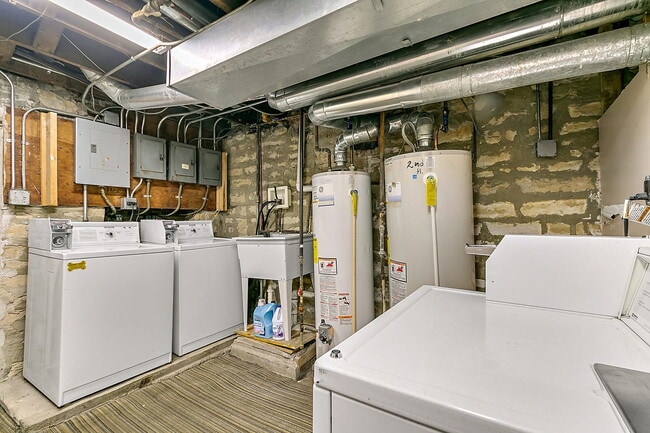 Building Photo - 1609 N Wood St Unit #  01