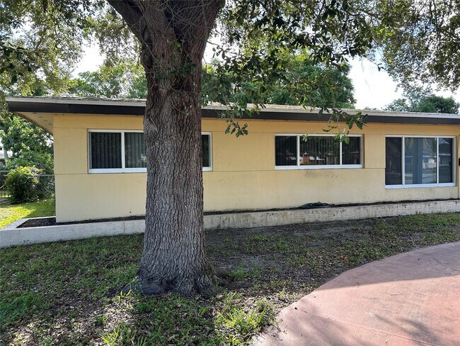 Photo - 701 W Evanston Cir