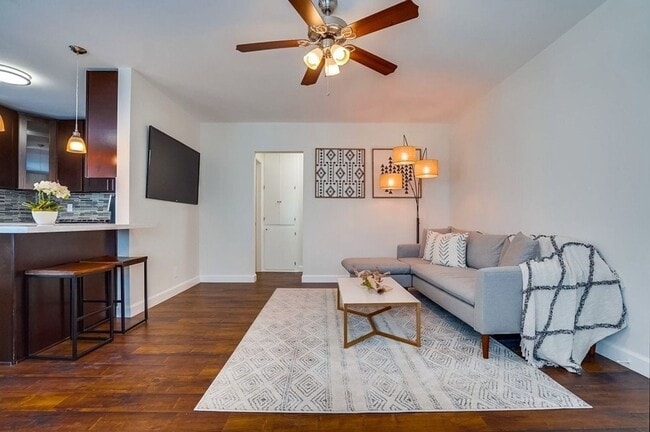 Photo - 633 W Hyde Park Blvd Unit 04