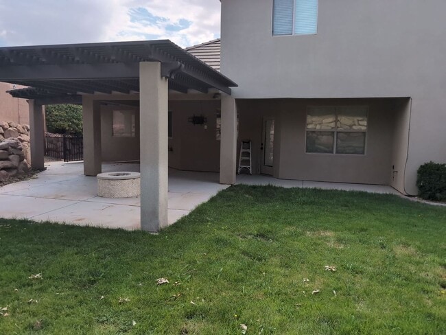 Photo - PET FRIENDLY -Spacious 6 Bedroom Home in St. George