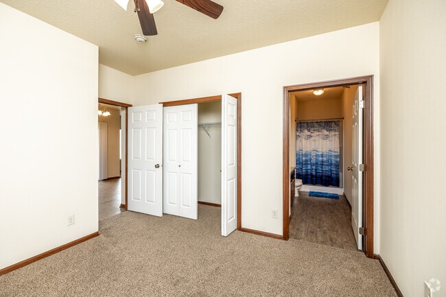 2BR, 2BA - 995 SF - Adam Ridge