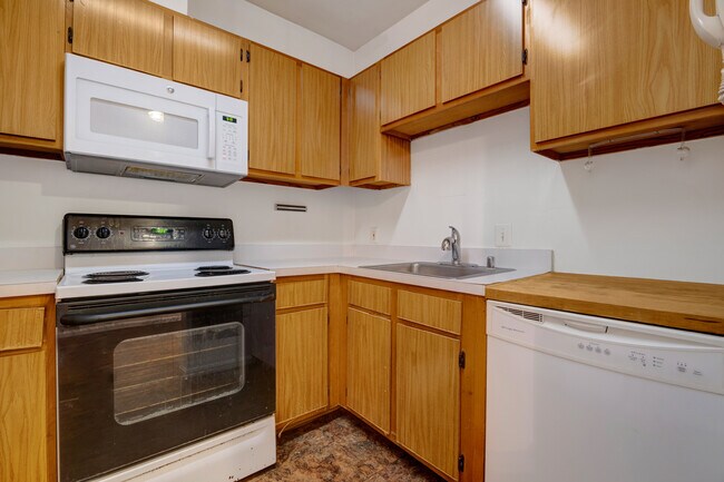 Photo - 1 Bed / 1 Bath apartment available immedia... Unit #C