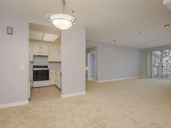 Photo - Spacious Bankers Hill 2/2 Condo! Walk to B...