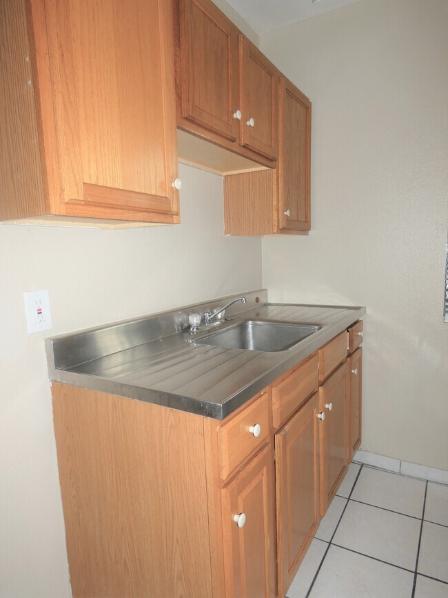 Photo - 1555 Linden Ave Unit A