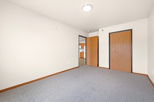 Step into versatile living at Paramount at the Bluffs Apartments. This spacious room offers ample potential for customization and comfort. Premier amenities and a prime location await. Schedule your tour today to explore your future home!