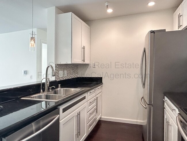 Photo - 6400 Christie Ave