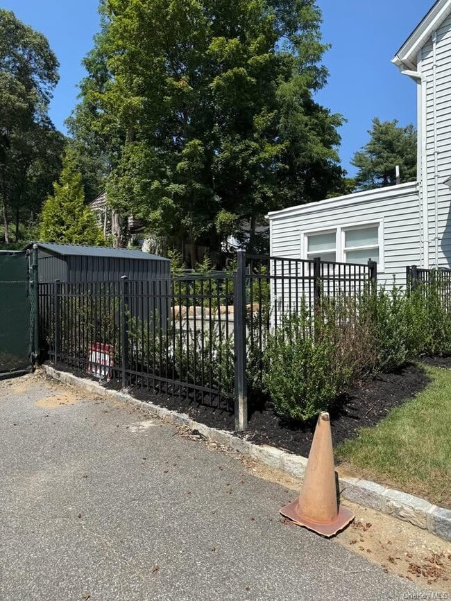 Building Photo - 253 Woodbury Rd Rental