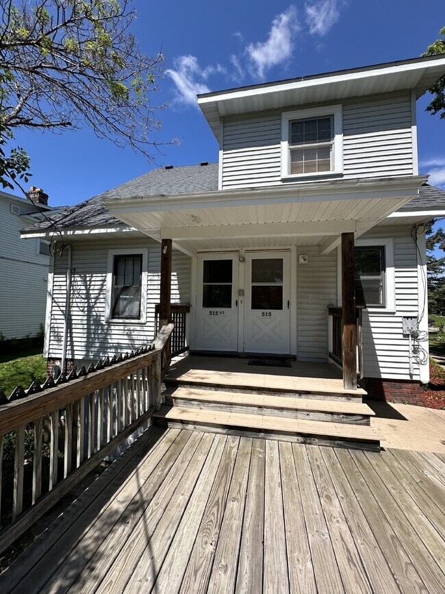 Nice 3 Bed 1 bath close to Water St. and UWEC! Available June 1st