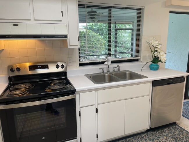 Photo - 10022-10028 8th St N