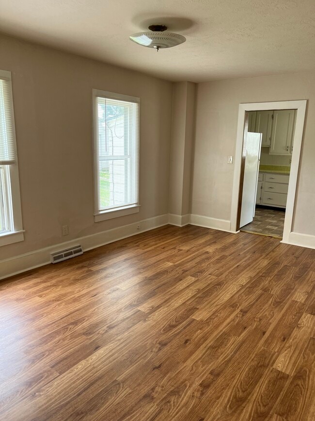 Comedor a la cocina - 200 6th Ave SW