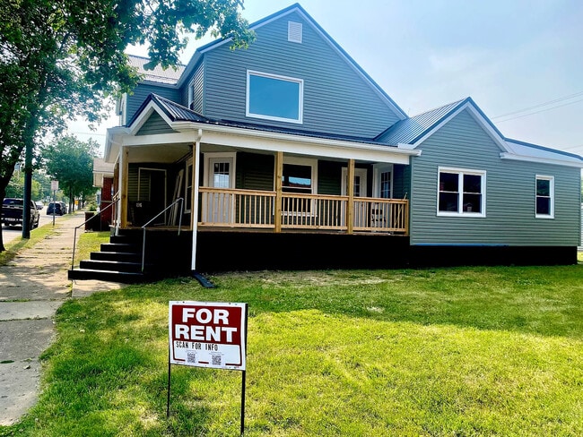 Building Photo - Triplex Unit 2F