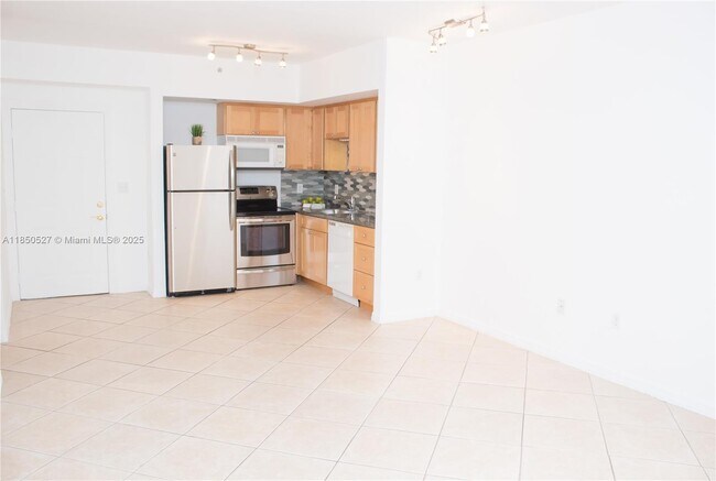 Building Photo - 2630 SW 28th St Unit 18 Rental