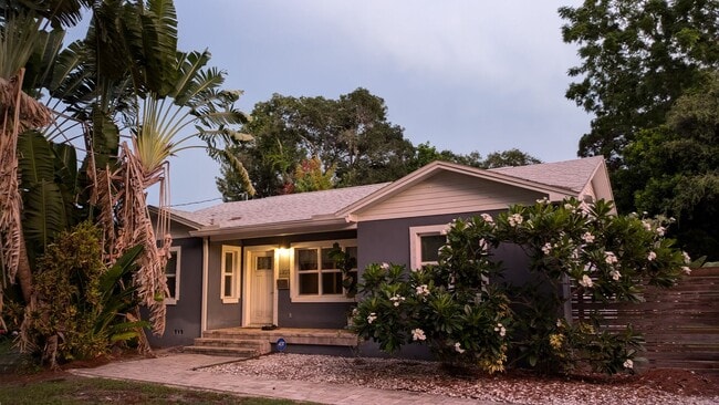 Building Photo - Charming two bedroom one bath cottage with... Rental