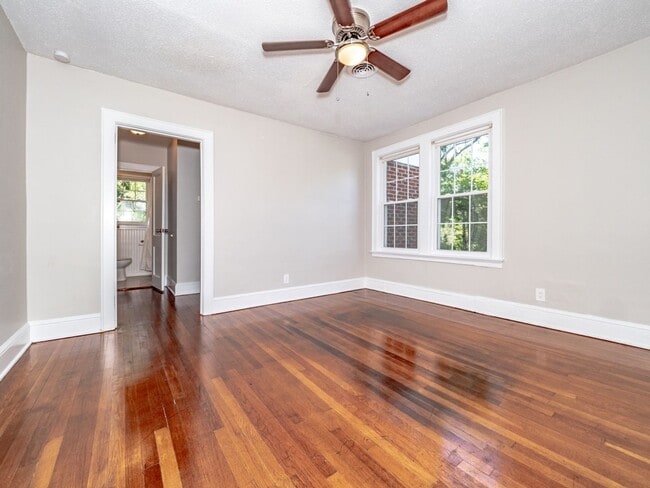 Photo - NEWLY RENOVATED 2 BEDROOM 1 BATH APARTMENT IN PRIME DOWNTOWN LOCATION! Unidad 3