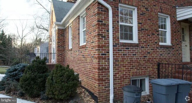 Building Photo - 906 Litchfield Rd Rental