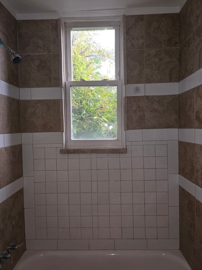 ángulo del baño - 354 15th Ave Apartamentos