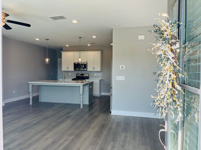 Photo - Stunning 3 bedroom 2.5 bathroom townhome i...