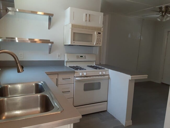 Photo - Annual unfurnished 2/1 SFH with newer kitc...