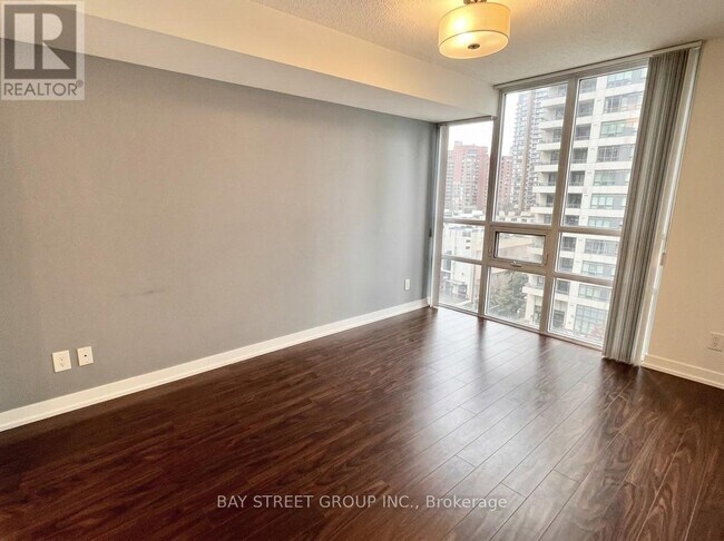 35 Hollywood Ave Unit 818