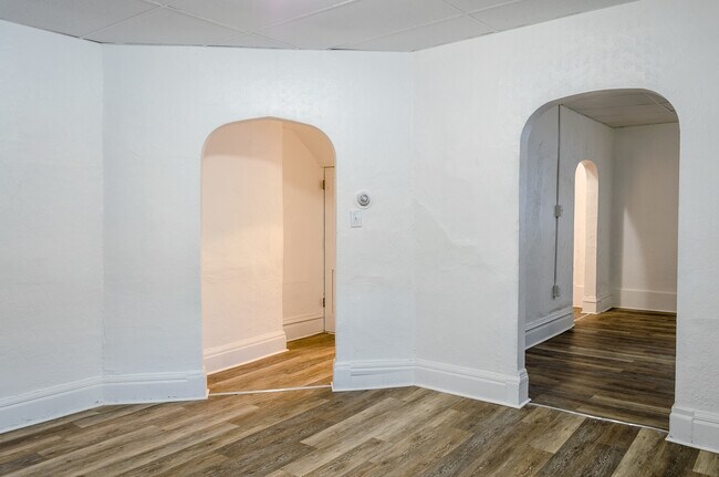 Photo - AVAILABLE  JUNE - Spacious 2 Bedroom Home ...