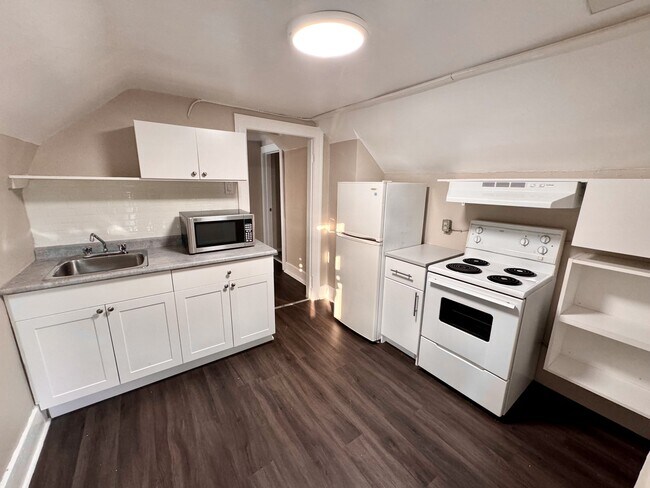 Building Photo - 1073 Albert Rd Unit Upper