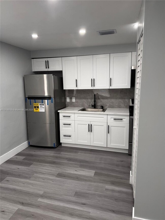 Building Photo - 3033 NW 32nd St Unit R