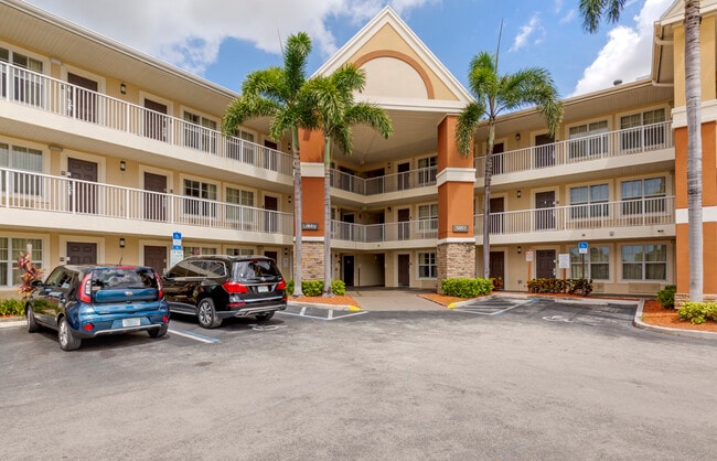Building Photo - Furnished Studio-Fort Lauderdale-Cypress C... Rental