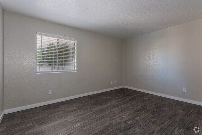2BR, 1BA - 825 SF