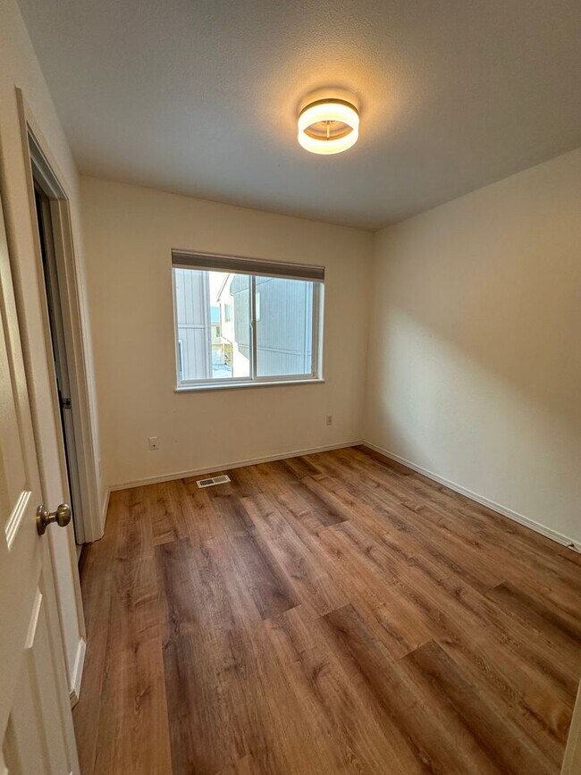 Photo - 3 bedroom 2 bathroom 2 car garage in Eagle...