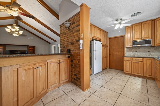 Building Photo - 1910 Claiborne Dr