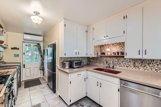 Photo - 2-Bedroom in Newlands with Secret Garden & Suite