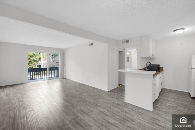 Building Photo - 18620 Hatteras St Unit 276 Rental