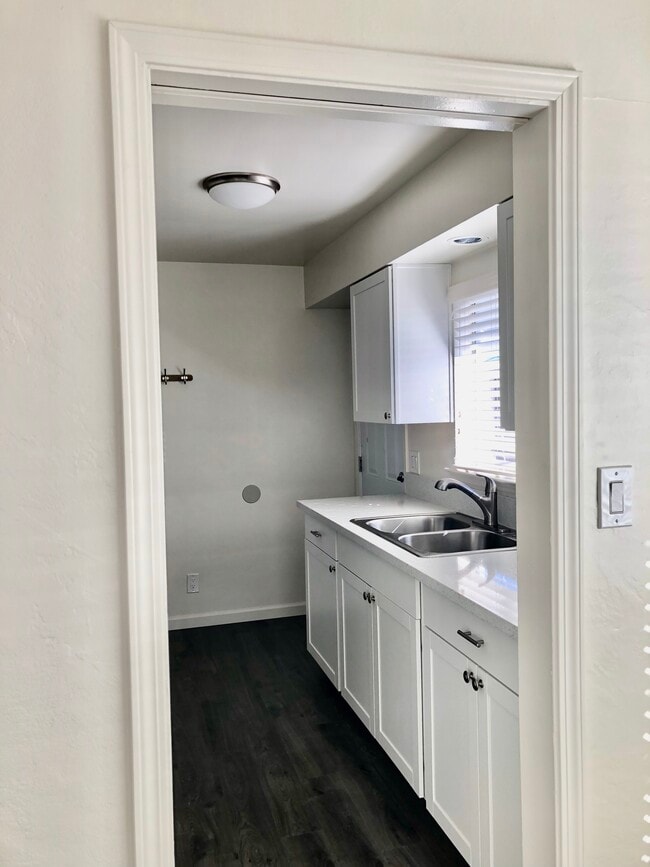 Kitchen - 1450 Hillside Dr