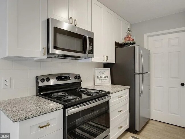 Photo - 527 Broadway Ave N