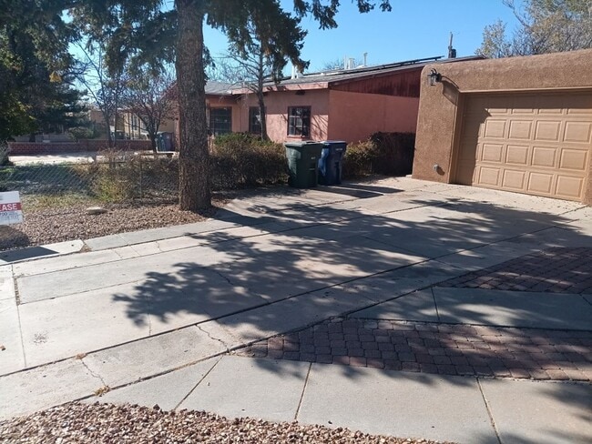 Photo - Stunning 4-bedroom 3-bathroom home in Santa Fe! Showings available NOW!