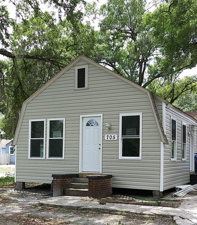 Photo - 705 E Hanlon St House