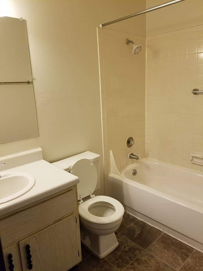 Lincoln Square Apartments For Rent in Normal, IL