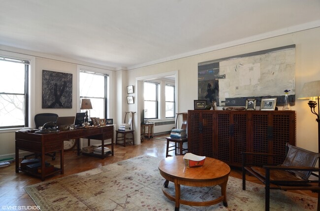 2000 N Lincoln Park W