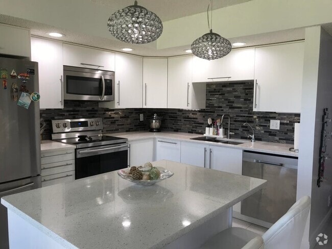 Building Photo - 5130 Las Verdes Cir Unit 211 Rental