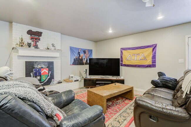 Photo - 4320 52nd St
