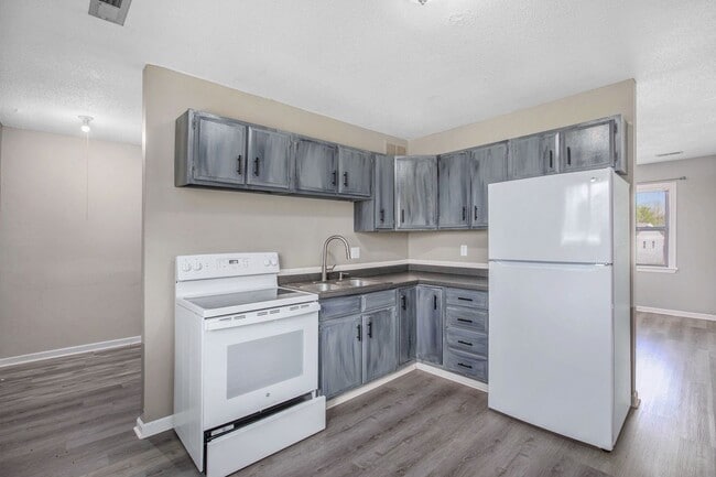 **COMING SOON** Beautiful 2-bedroom Duplex... - **COMING SOON** Beautiful 2-bedroom Duplex... House