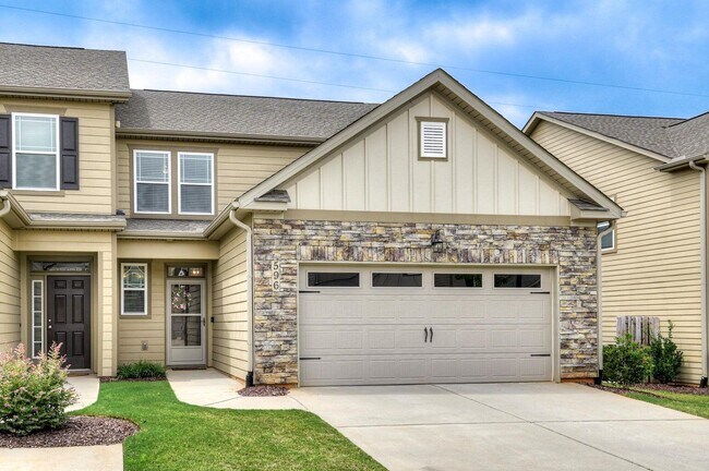 Photo - 596 Vinings Dr