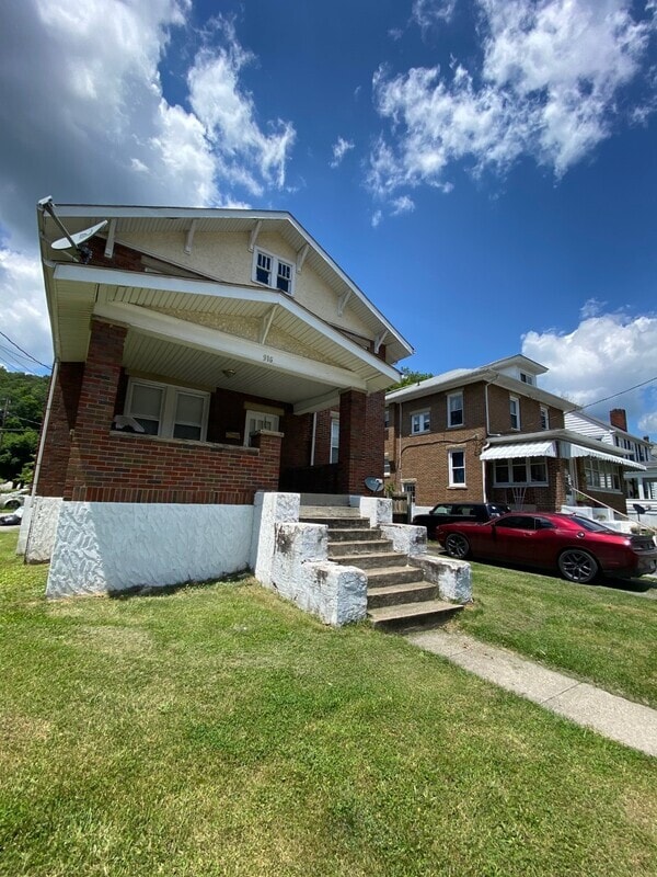 Photo - 916 College Ave