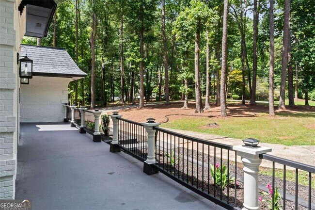 Photo - 2023 Stoneleigh Dr