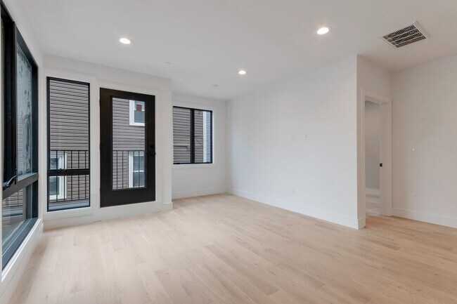 Photo - 148 W 9th St