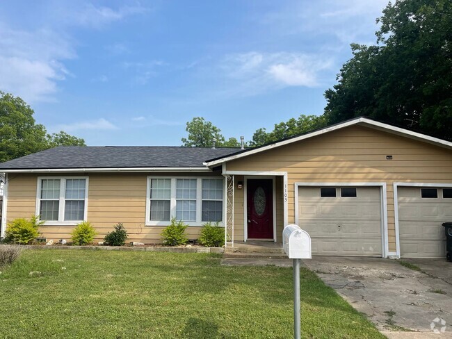 Building Photo - In the heart of Cleburne Rental