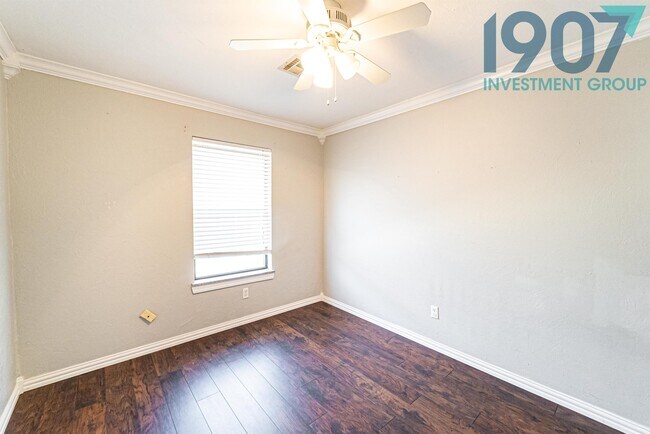 Photo - 1925 Bluegrass Ct House